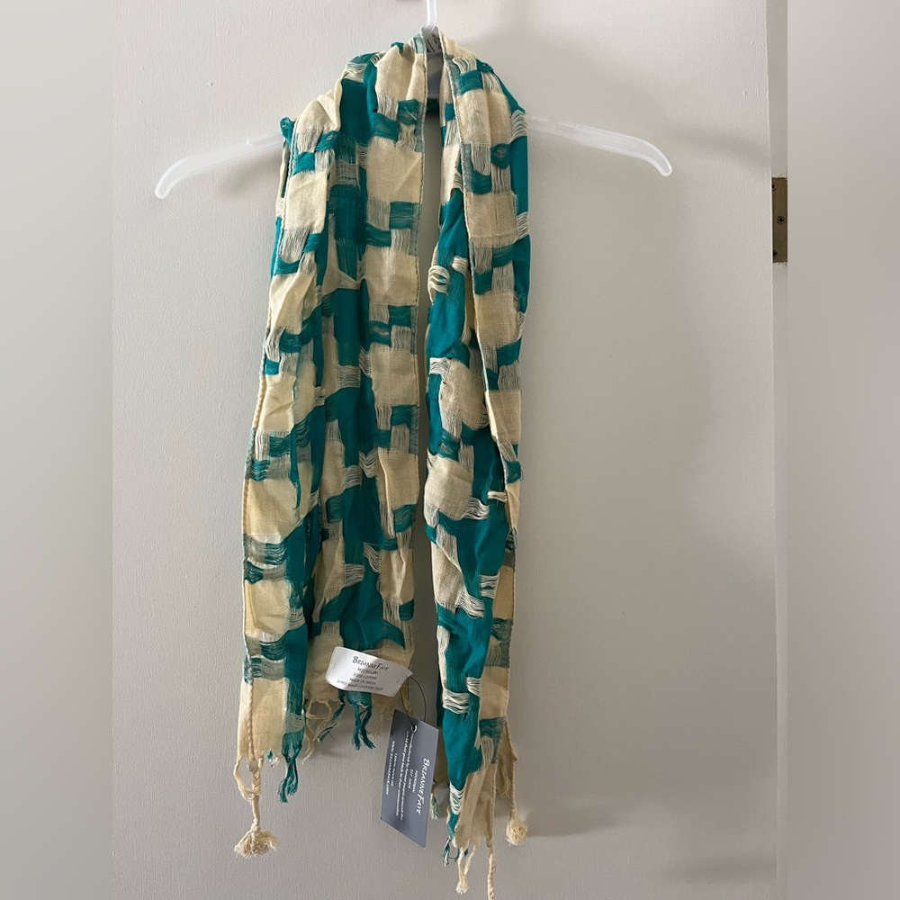 NWT Lightweight scarf in green and cream